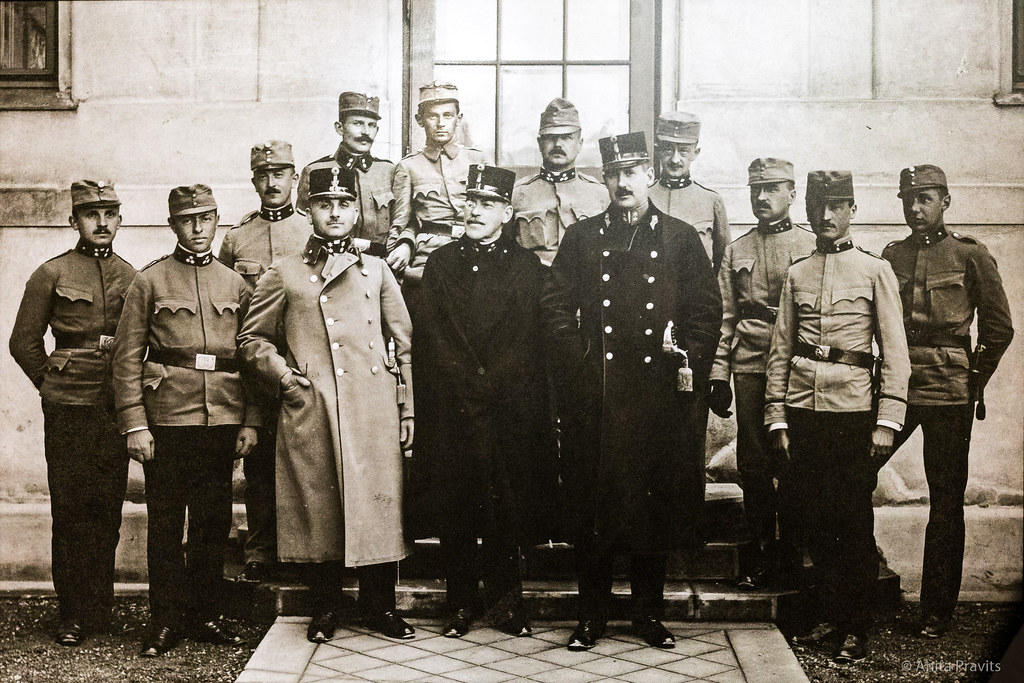Эгон Шиле (второй в последнем ряду) с офицерами и товарищами из лагеря военнопленных в Мюлинге