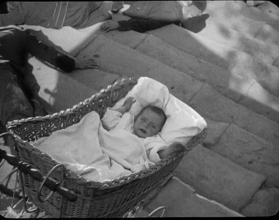 Знаменитая сцена с коляской из фильма Сергея Эйзенштейна "Броненосец Потемкин". 1925 год